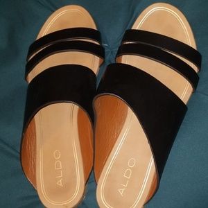 ALDO Womens size 7.5 slip on black leather sandals